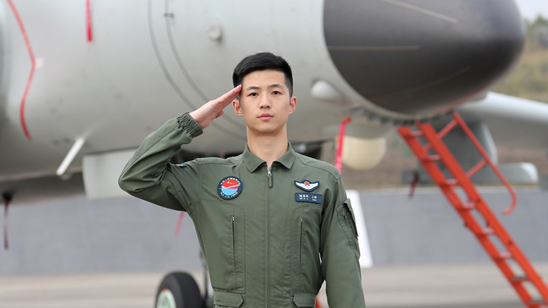了不起的中国军人丨南部战区航空兵某师轰-6K机长陈嘉乐：这位男神偏爱“战神”