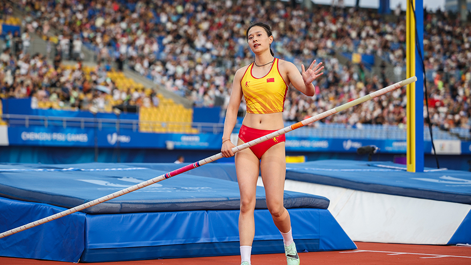 成都大运会丨陈巧玲获女子撑竿跳高亚军