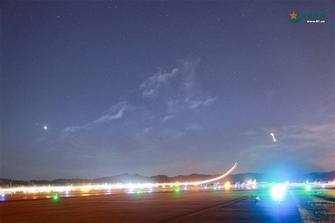 6.飞机陆续降落，在夜空中留下闪光航迹(王子文 摄)