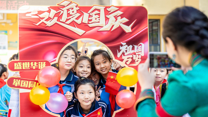 呼和浩特：童心颂祖国 欢歌迎国庆