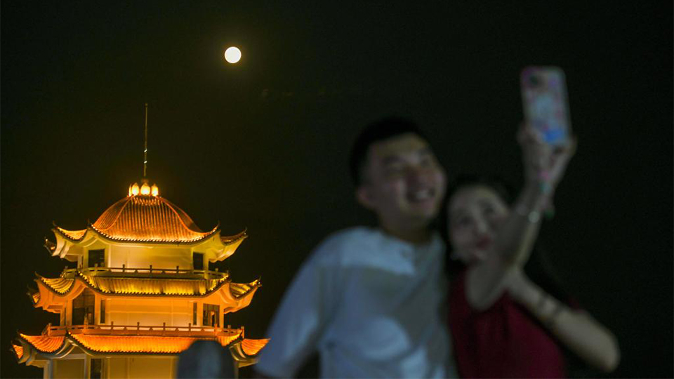 中秋国庆喜相连 花好月圆同欢庆——各界群众欢度中秋扫描