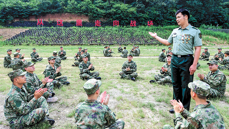 当兵蹲连干部要扑下身子放下架子做好样子