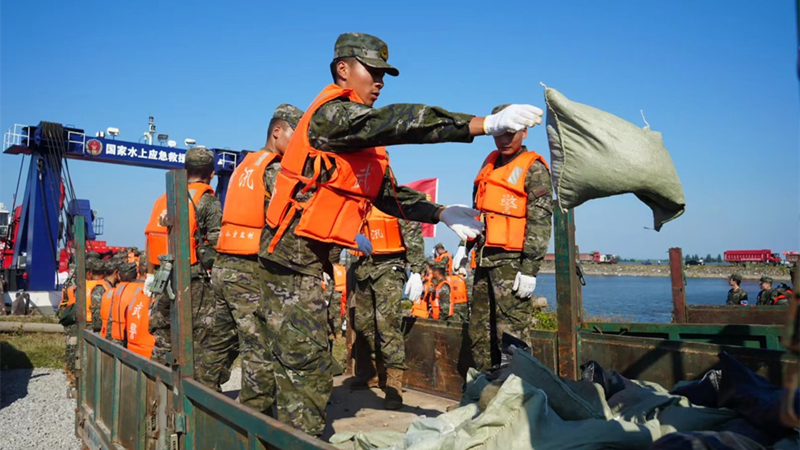 聚焦防汛抗洪|人民子弟兵奋战湖南华容抢险救援一线