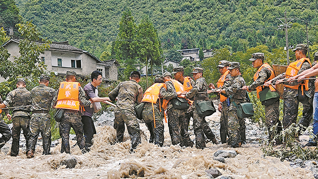 四川雅安市突发山洪泥石流灾害后，子弟兵持续开展救援