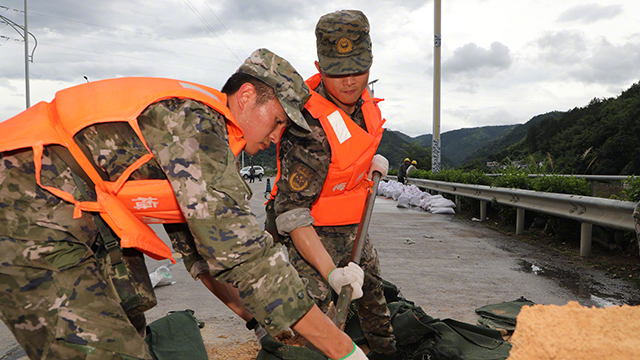 人民子弟兵紧急出动 奋战防汛救灾一线