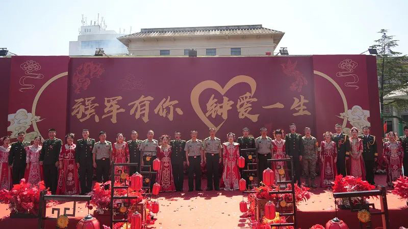 信息支援部队某部的这场集体婚礼，超甜！