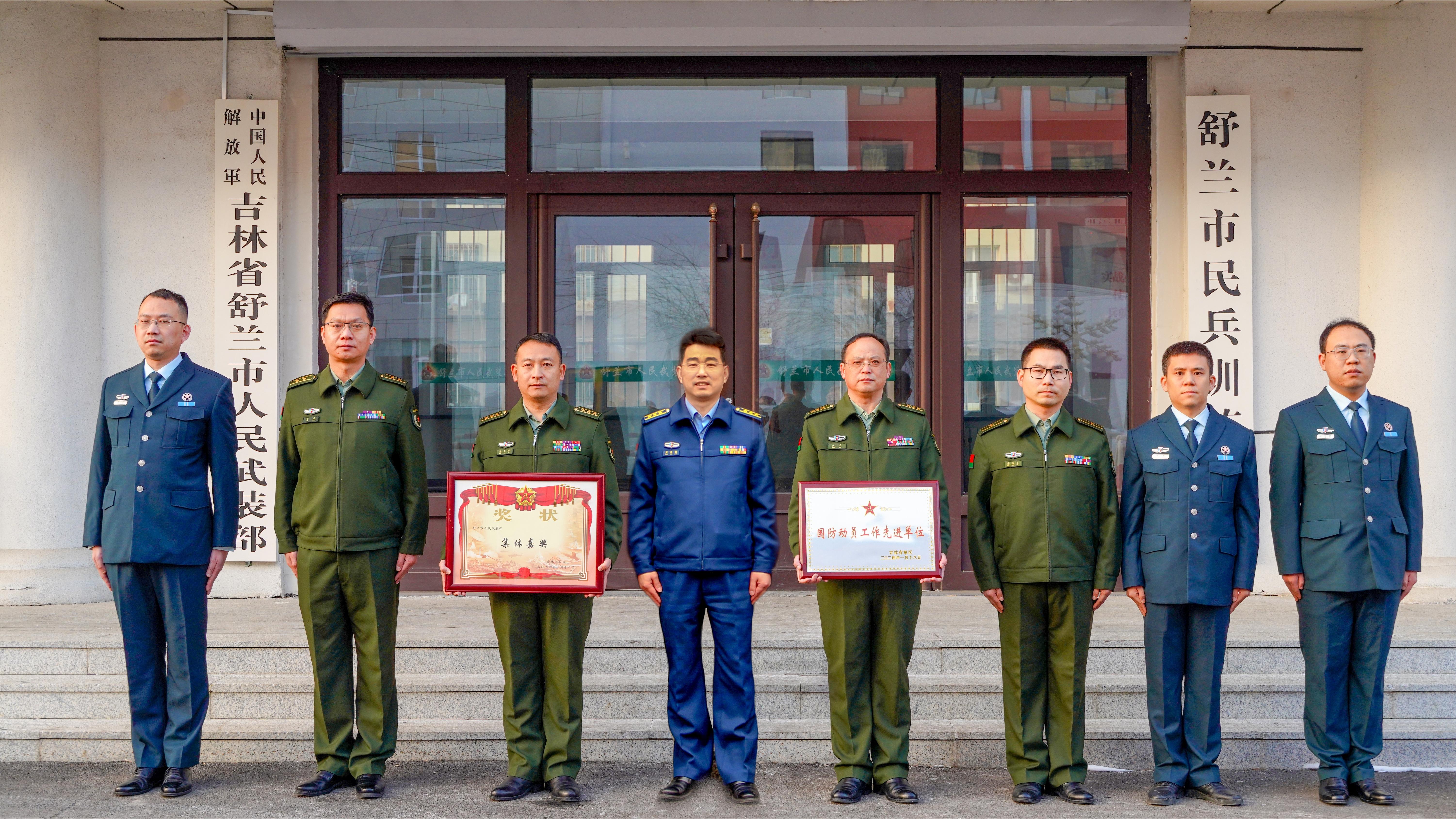 在英雄战斗过的地方，他们拍下“全家福”