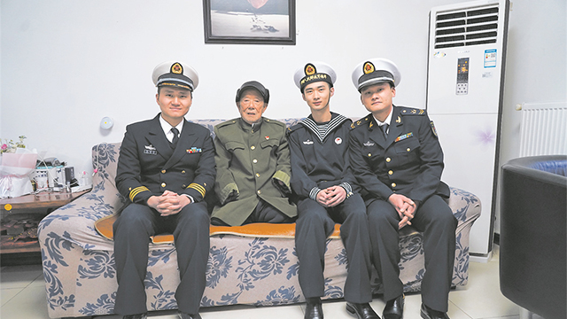 新春走军营·英雄全家福丨“老英雄，连队永远是您的家”
