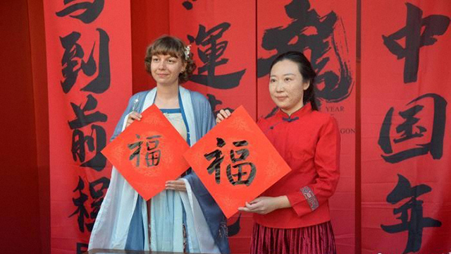 福暖中国丨外国友人在三亚感受中国年味儿