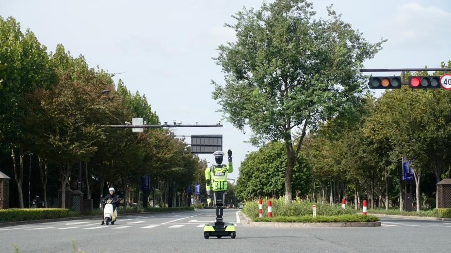 浙江乌镇：机器人“交警”上岗辅助指挥交通