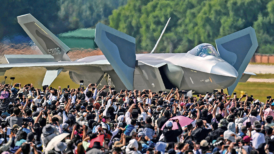 军地深入开展全民国防教育活动现场的影像报道