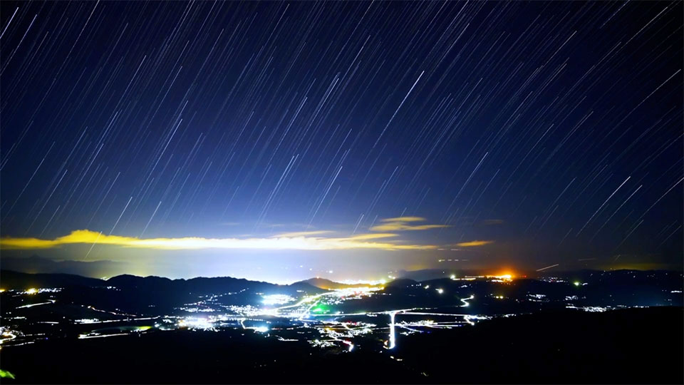 云南腾冲:延时星空上演秋日浪漫