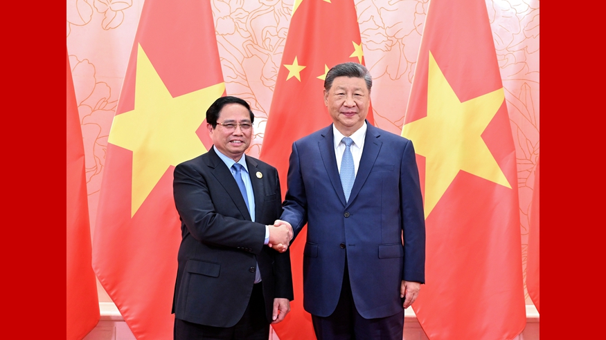 习近平会见越南总理范明政