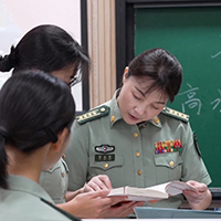 三尺讲台播火种 三十年坚守育军魂