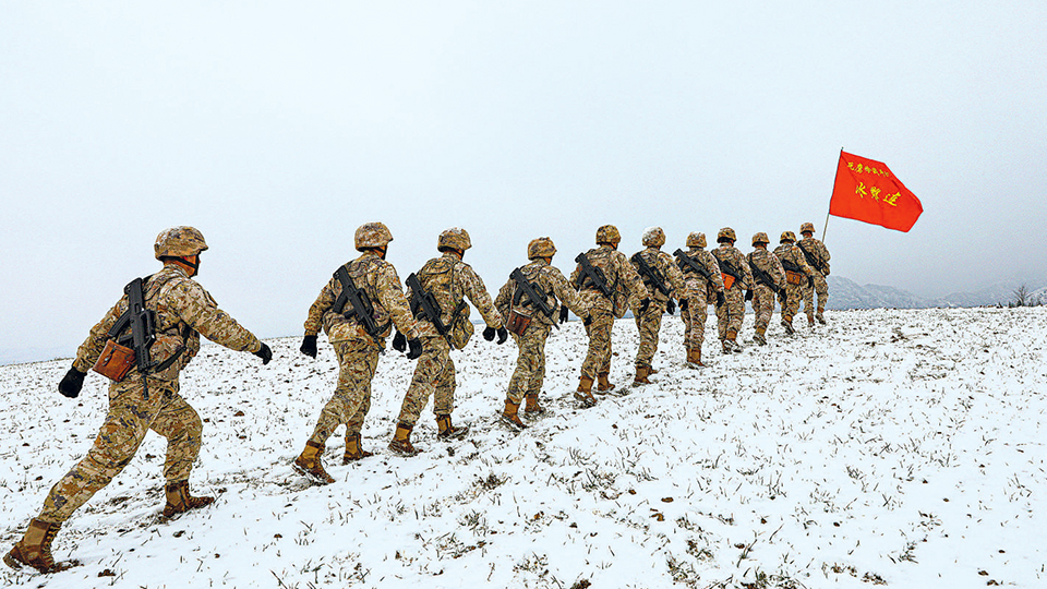 冰雪砺兵 来自冬训一线的报道丨雪野，跟随一名士兵的脚印
