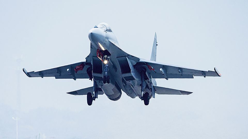 东部战区空军某旅开展飞行训练