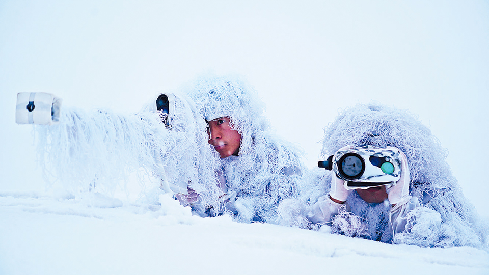 新疆军区某团“钢铁堡垒英雄连”严寒条件下潜伏狙击训练见闻
