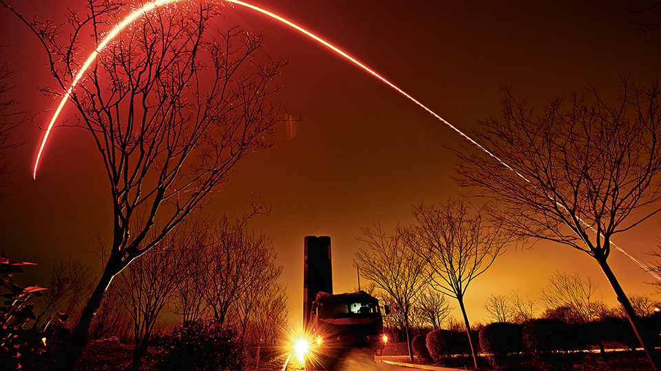 火箭军某部组织实战化机动训练见闻