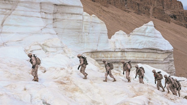 挺立山巅写忠诚，西藏军区某部查果拉哨所官兵开展巡逻