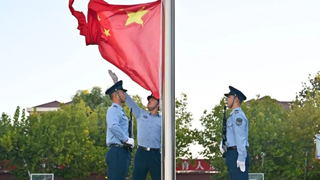 中部战区空军机关及所属部队隆重举行升国旗仪式，祝福伟大祖国！