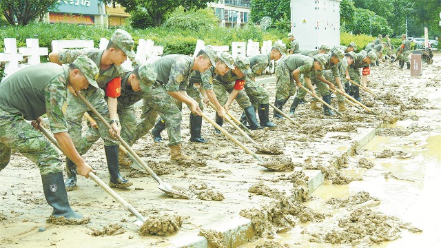 从洪流之中的意外相逢感悟人民子弟兵的坚守与担当