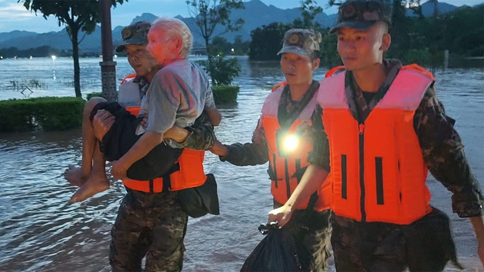 昼夜不息！武警官兵迎战台风“紫檀”