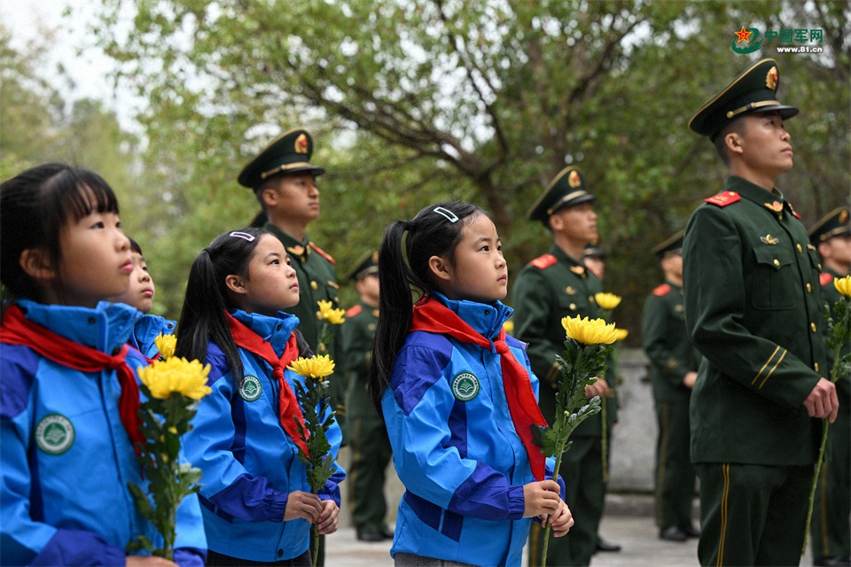 图1：2026年3月26日，安徽肥东，在安徽省肥东县茶壶山烈士陵园，武警官兵与学生缅怀英烈，表达哀思。