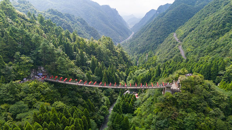 一座娄山关，而今迈步再跨越