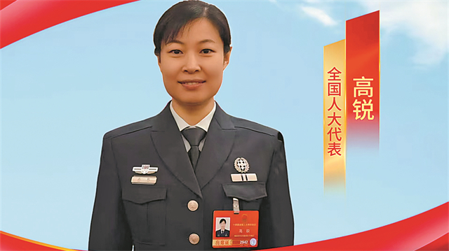 全国人大代表高锐——练强战场救护技能