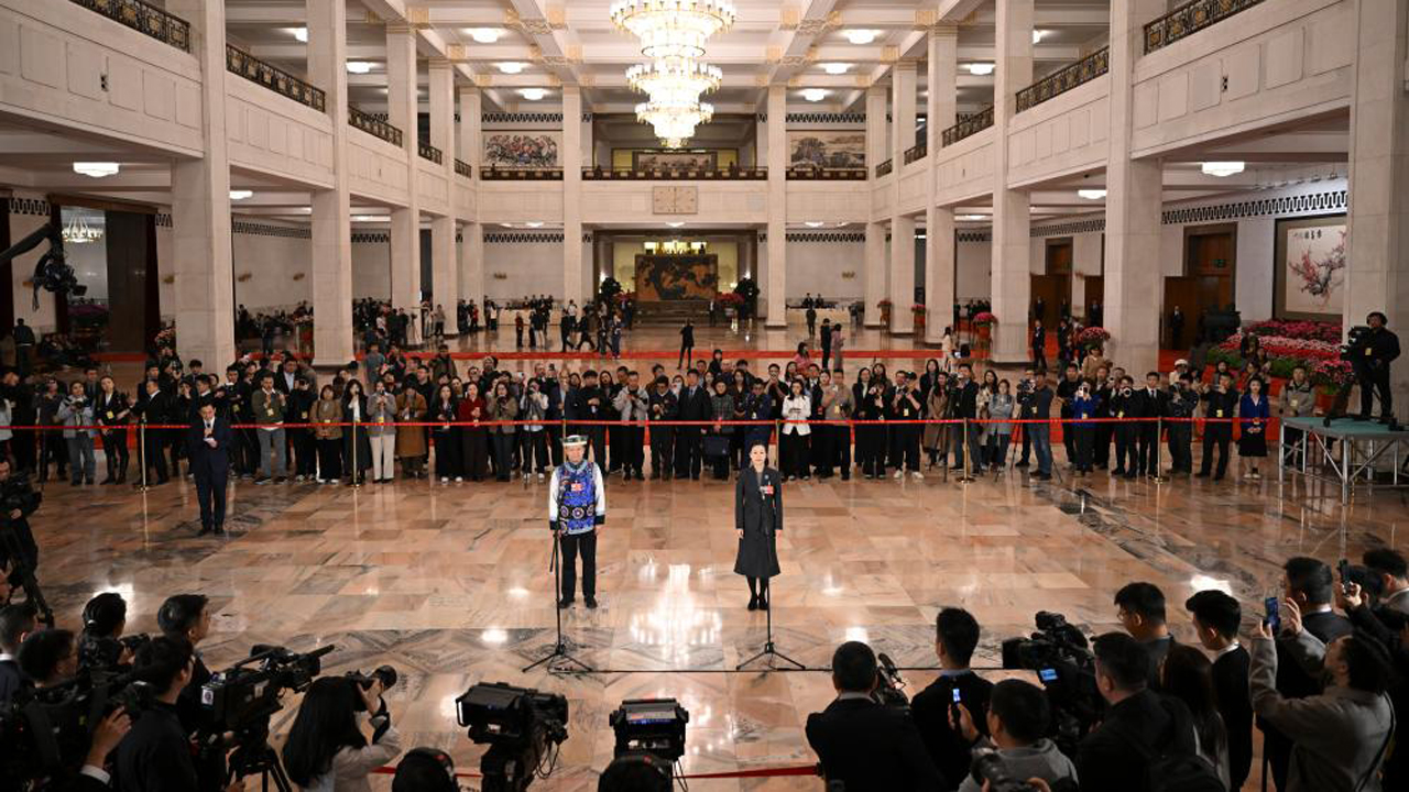 十四届全国人大四次会议第三场“代表通道”集中采访活动举行