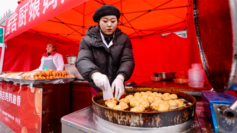 年味儿藏不住 各地把“家的味道”端上街头