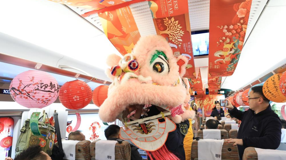 高铁闹元宵 旅途温情浓