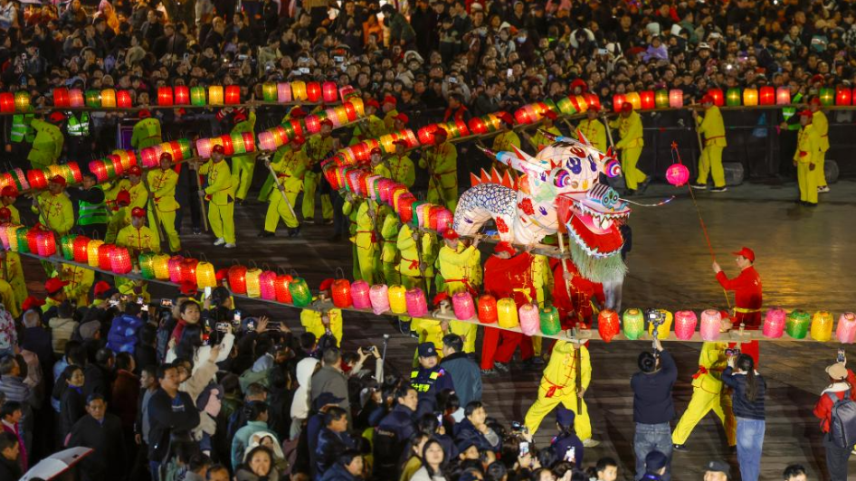 板凳龙舞靓古城 流光溢彩迎元宵