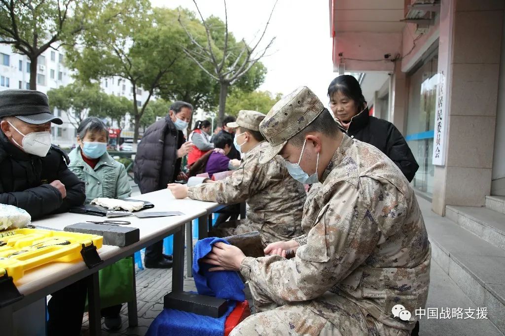 雷锋精神代代传｜走进社区，用行动续写“雷锋日记”