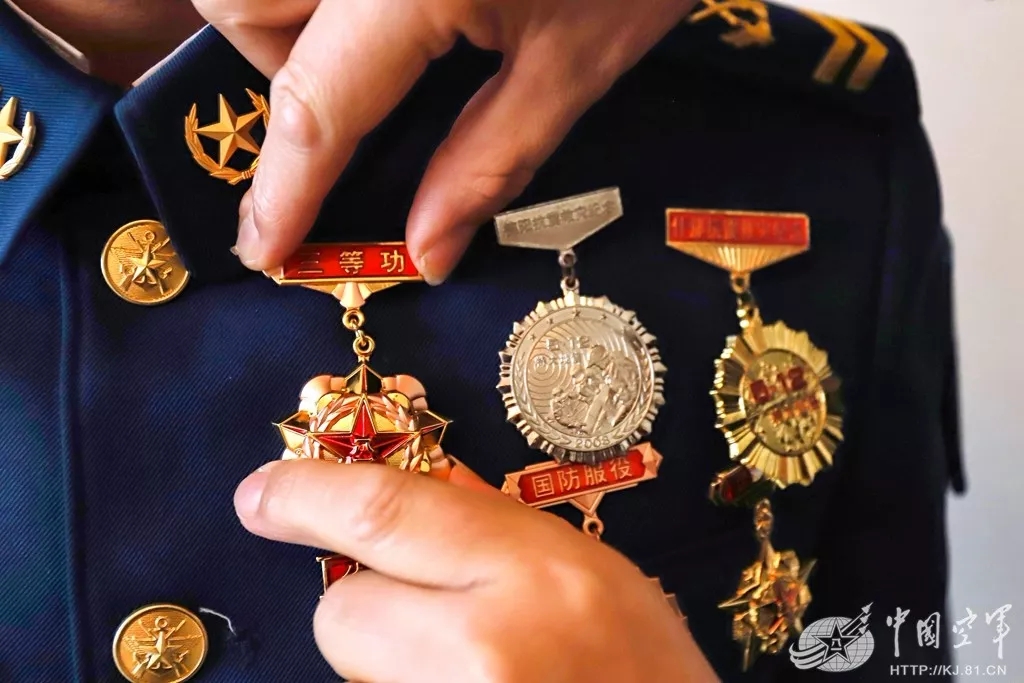 赵克军现场佩挂三等功奖章.