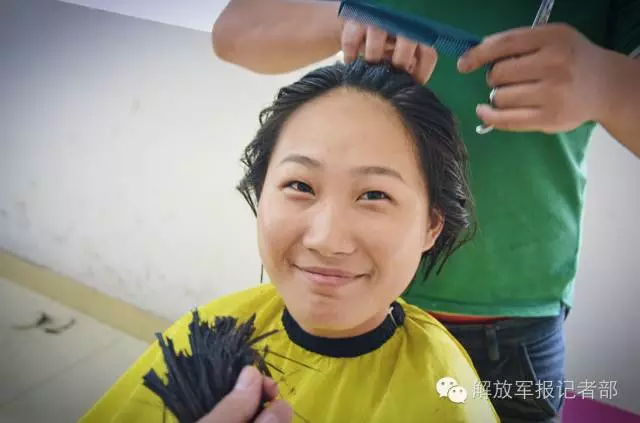 是不是每位女兵都注定要告别秀丽长发