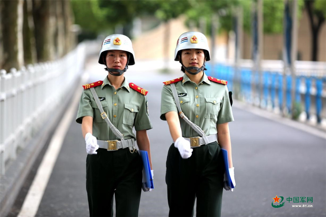 告别军营看军校女纠察的铁骨柔情