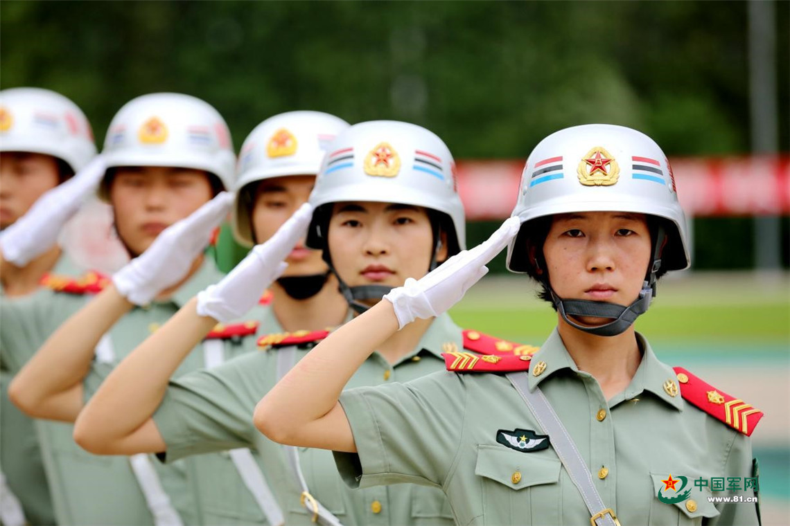 告别军营,看军校女纠察的铁骨柔情