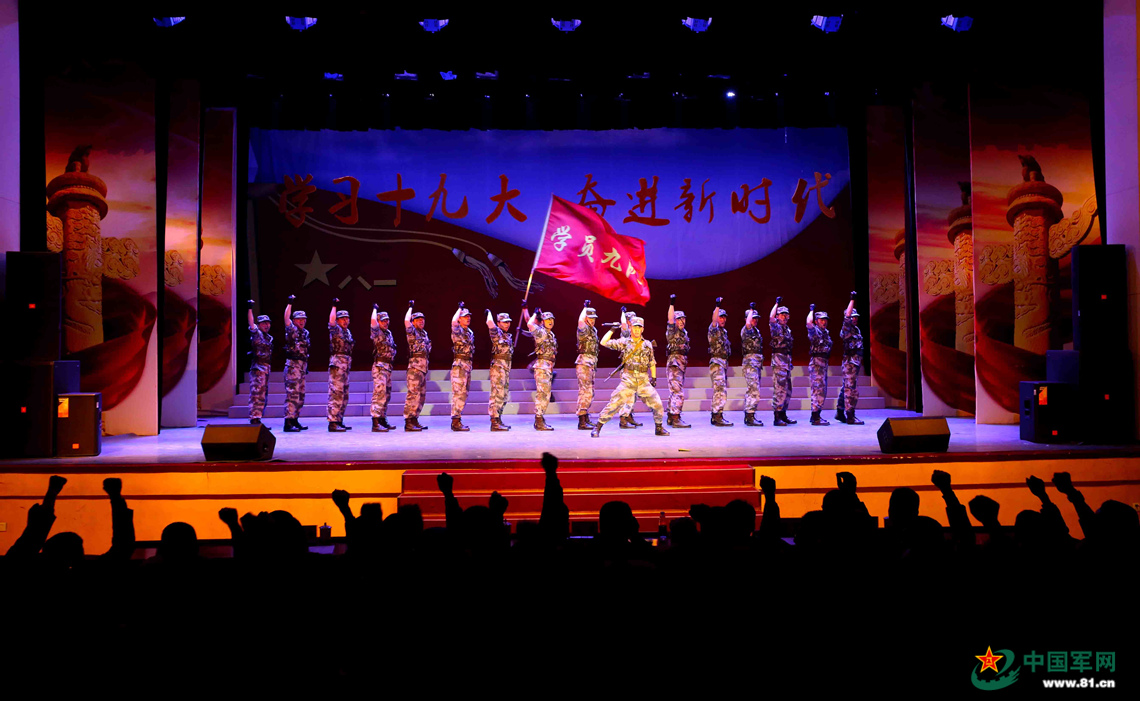 速来围观,兵哥哥的震撼演出"燃"爆全场