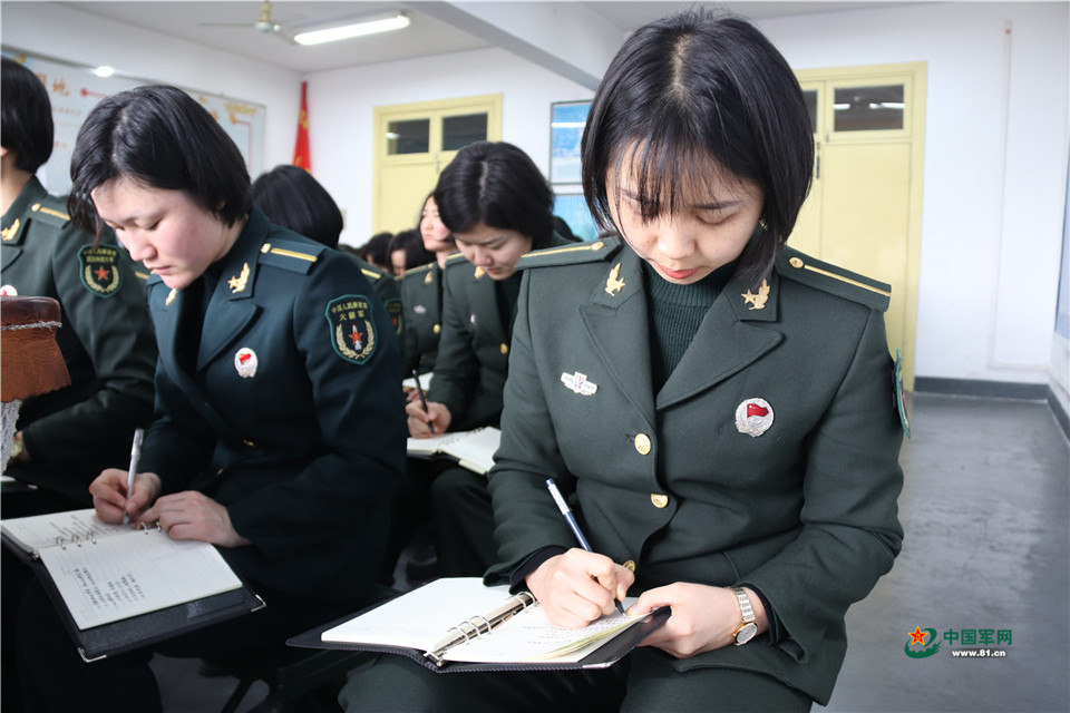 二.她们是女兵,更是学习界的"拼命三郎"
