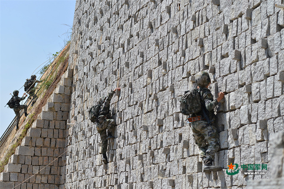 三点攀登,崖壁攀爬考验体力和协调性.