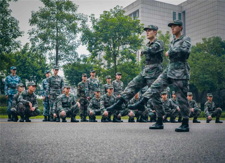 军校学员 练好正步,你可能得到这些
