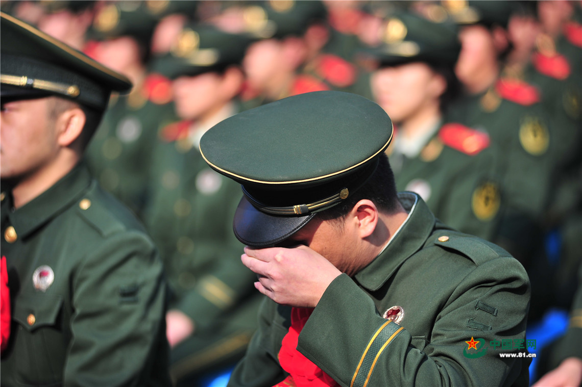 退伍季:一声"保重"让老兵哭红了眼