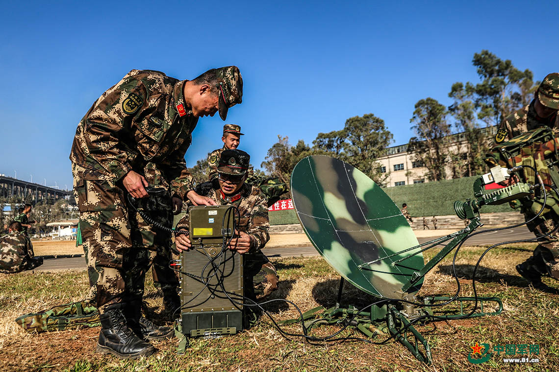 通信兵李伟 即将退伍为何还这么拼 - 中国军网