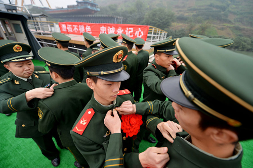 船艇兵光荣退役 踏上人生新征程