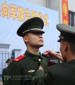 武警广安市支队隆重举行退伍老兵向军旗告别仪式