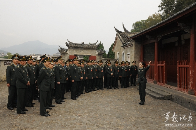 会议代表在古田会议会址参观,认真听取讲解.解放军报记者  王卫东 摄
