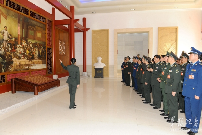 会议代表在古田会议纪念馆参观.解放军报记者  王卫东
