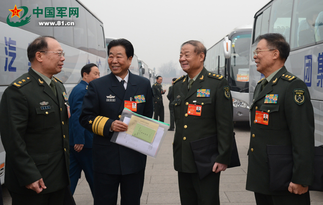 两会直击:被记者"重重包围"的军队政协委员们