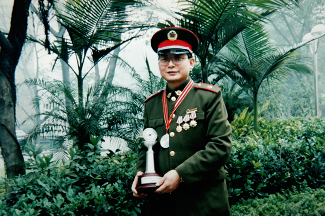 记"全国十大杰出青年"第三军医大学肖颖彬教授